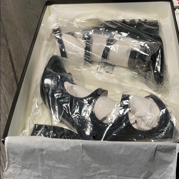 GUCCI PATENT LEATHER EMBELLISHED PUMPS - Picture 11 of 11